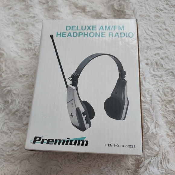 Premium Deluxe AM/FM Headphone Radio - Picture 1 of 4